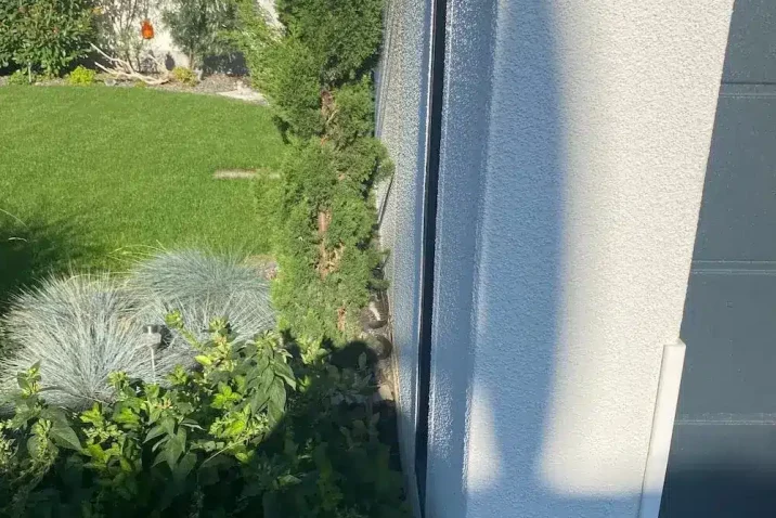 Detail na garáž na záhradě