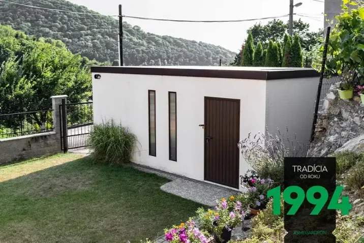 Garáž v bíle omítce a s hnědýma doplňky