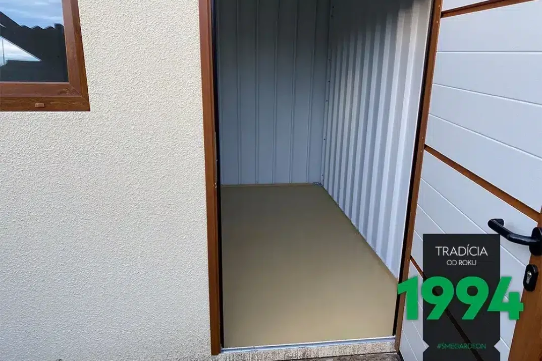 Otevřené dveře na záhradním domku