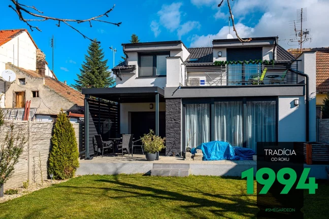 Pergola ve barvě antracit při domě