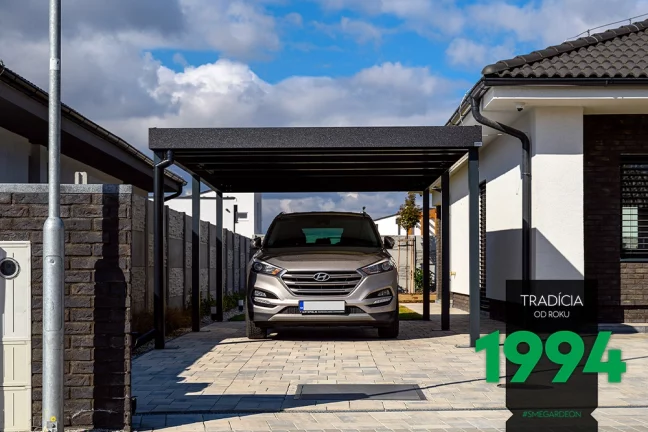 Auto zaparkované pod přístřeškem