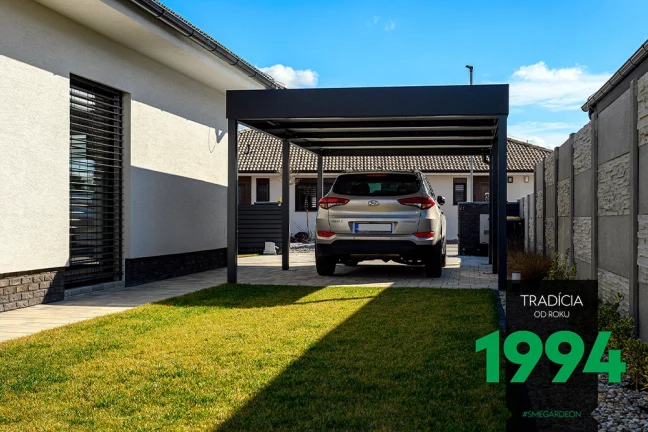 Pohled na přístřešek ze záhrady