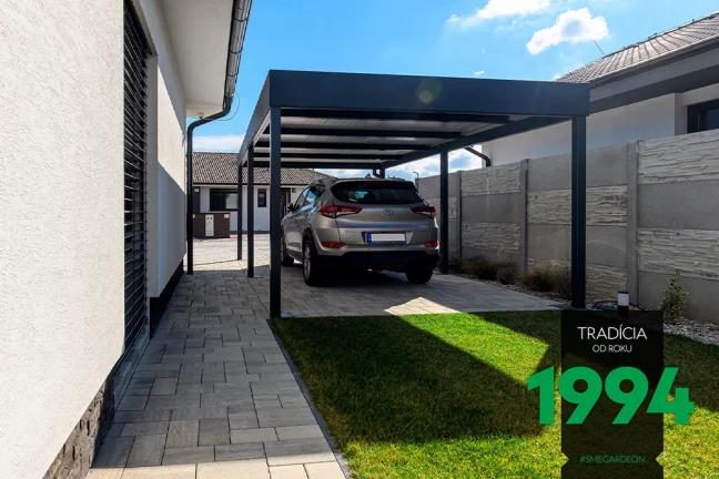 Pohled na přístřešek zezadu