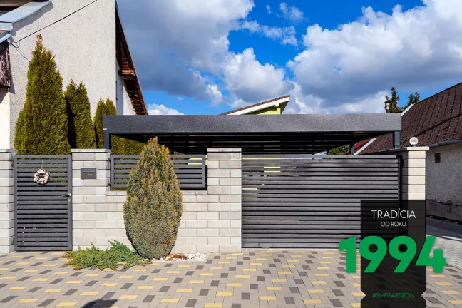 Zavřená bránička před přístřeškem