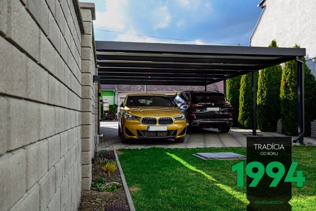 Zaparkovaná auta pod přístřeškem