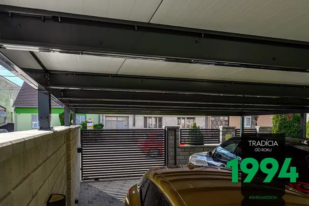 Detail na střechu přístřeška