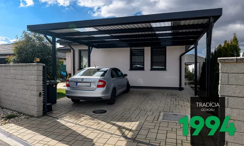 Auto pod polykarbonátovou střechou