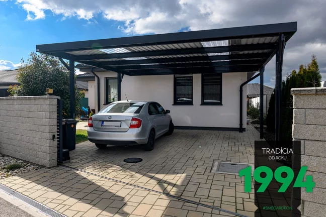 Auto pod polykarbonátovou střechou