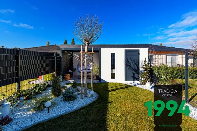 Zahradní domek s přístřeškem na zahradě