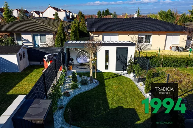 Pohled na domeček s přístřeškem shora