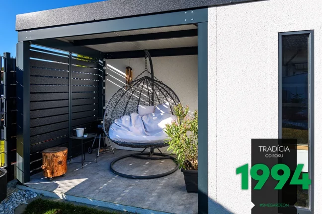 Houpací křeslo pod přístřeškem