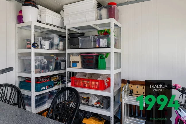 Plné regály v domečku