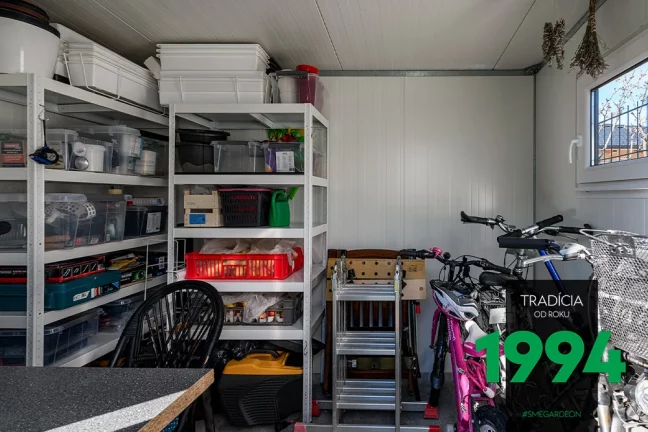 Regály a kola v domečku