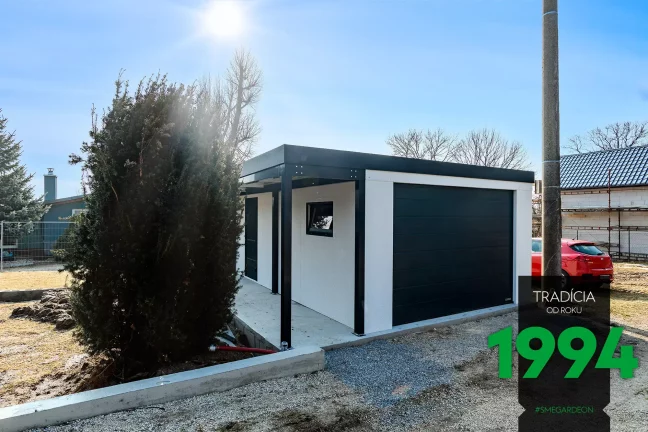 Garáž v bílé omítce s přístřeškem
