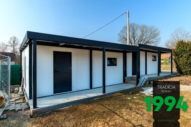 Atypická garáž s přístřeškem
