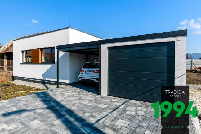 Auto zaparkované pod přístřeškem u garáže a domu