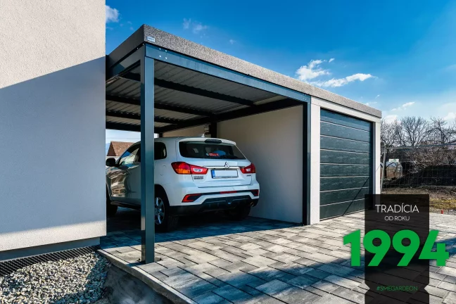 Bílé auto pod přístřeškem