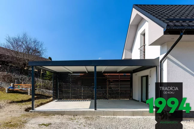 Pergola s kovovými výplněmi z boku