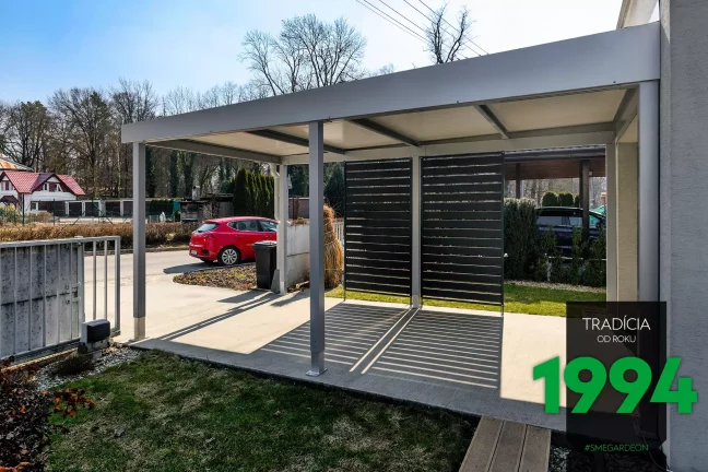 Přístřešek s kovovými výplněmi