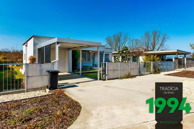 Přístřešek pro dvě auta u domu