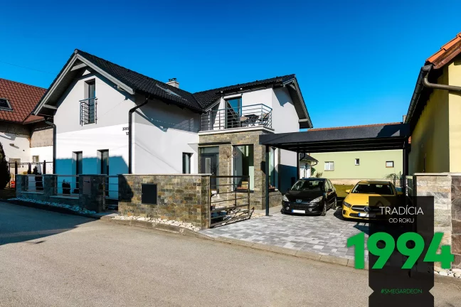 Černé a žluté auto zaparkované pod přístřeškem