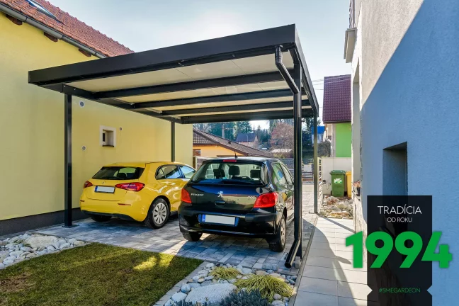 Černé a žluté auto pod přístřeškem