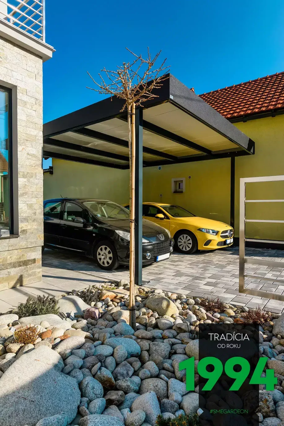 Černé a žluté auto zaparkované pod přístřeškem GARDEON