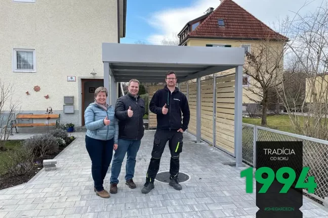 Zákazníci s montážníkem před přístřeškem na Teslu