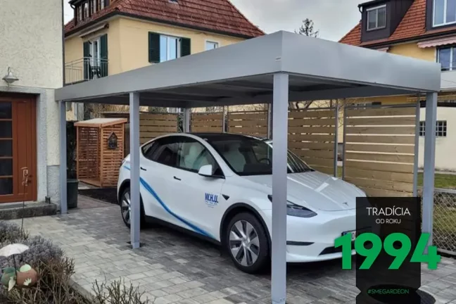 Auto Tesla pod přístřeškem