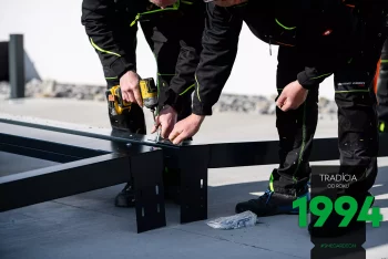 Montážníci vrtají