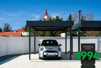 Auto pod přístřeškem pro jedno auto