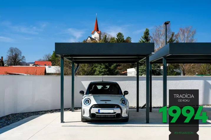 Auto pod přístřeškem pro jedno auto