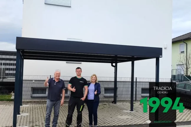 Zákazníci pod přístřeškem