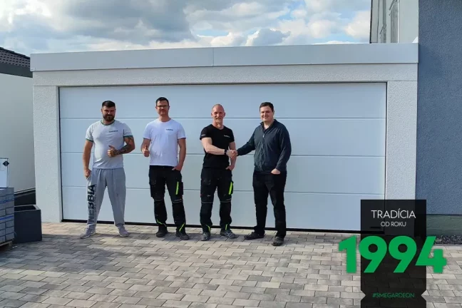 Spokojený zákazník spolu s montážníky před dvojgaráží