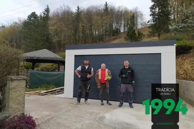 Zákazník s montážníky před garáží