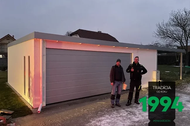 Zákazník s montážníkem před atypickou garáží