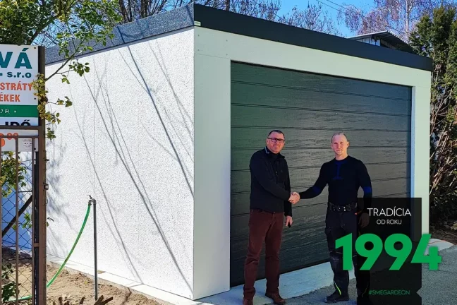 Zákazník s montážníkem před garáží