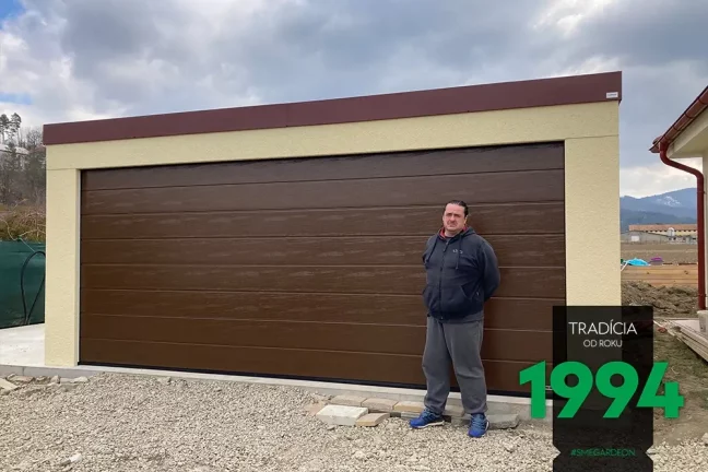 Zákazník před dvojgaráží