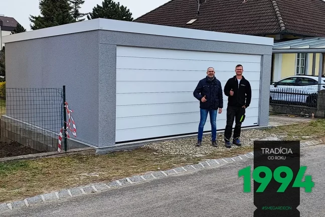 Zákazník s montážníkem před dvojgaráží