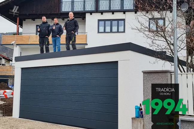 Zákazník s montážníky stojí na střeše garáže