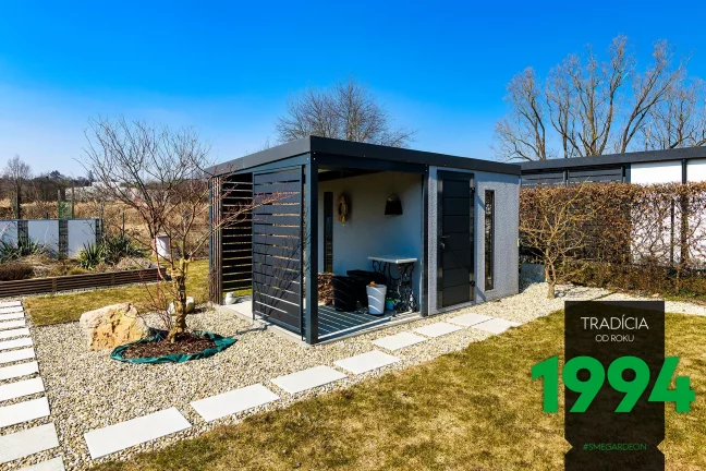 Zahradní domek s přístřeškem a kovovými výplněmi