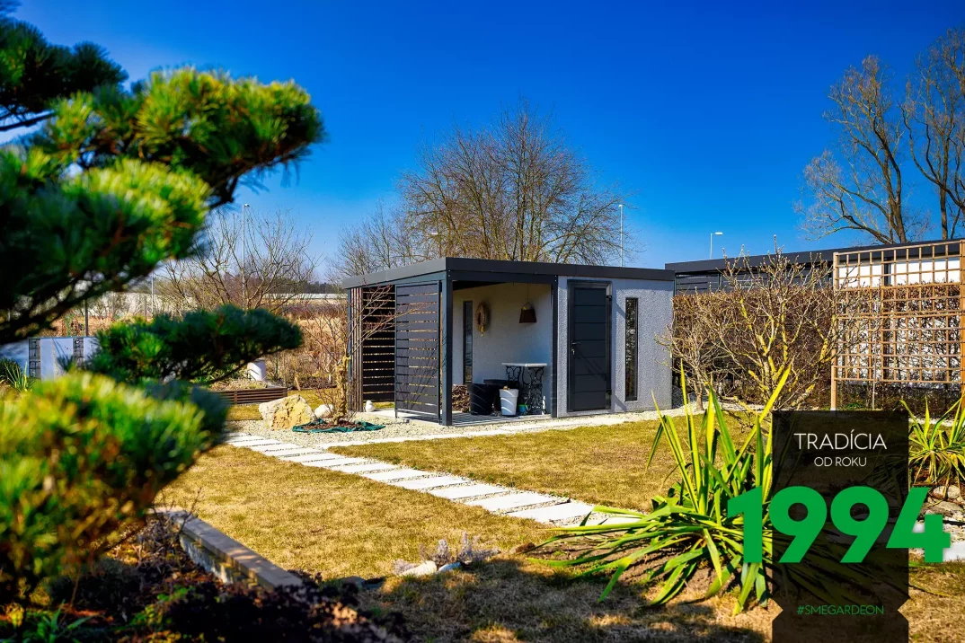 Zahradní domek s přístřeškem na zahradě