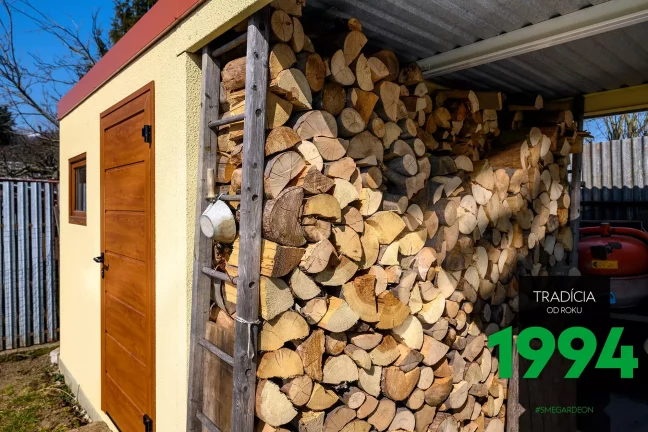 Dřevo pod přístřeškem