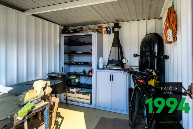 Zařízený vnitřek zahradního domku