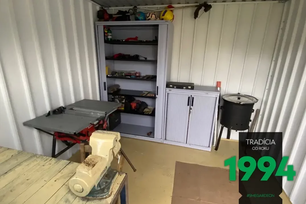 Ponk v zahradním domku