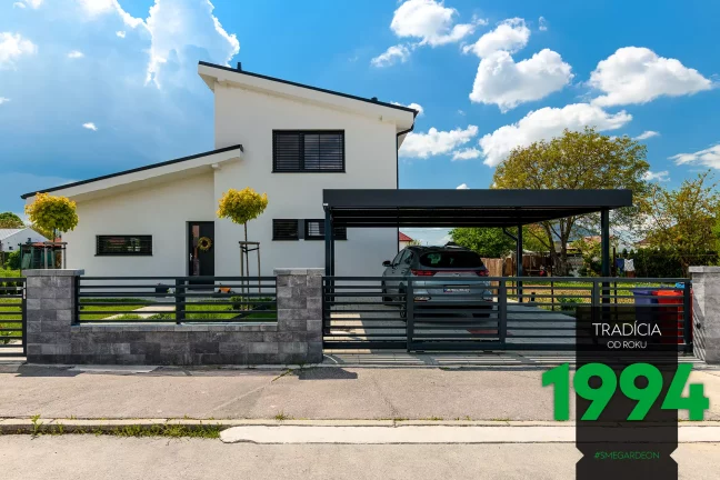 Zavřená brána před přístřeškem