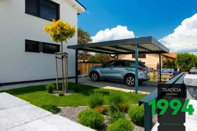 Šedé auto pod přístřeškem zboku