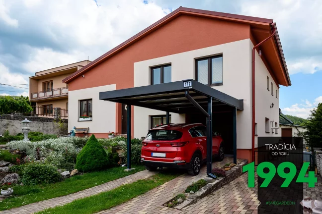 Červené auto pod přístřeškem