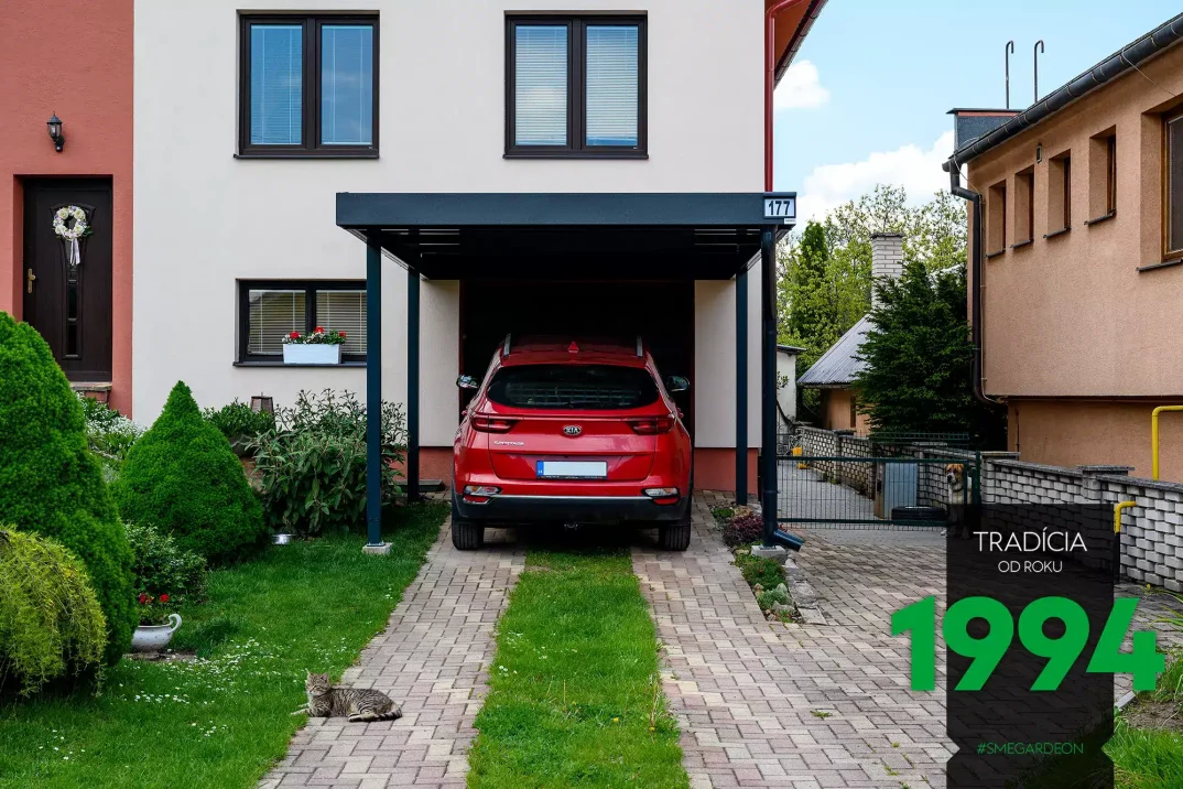 Červené auto pod přístřeškem pro jedno auto