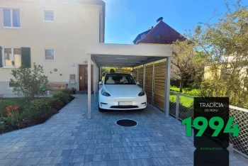 Auto zaparkované pod přístřeškem